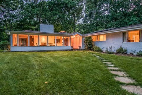 3 BR, 3.5 BA cozy private retreat 10 minutes from DC. 
