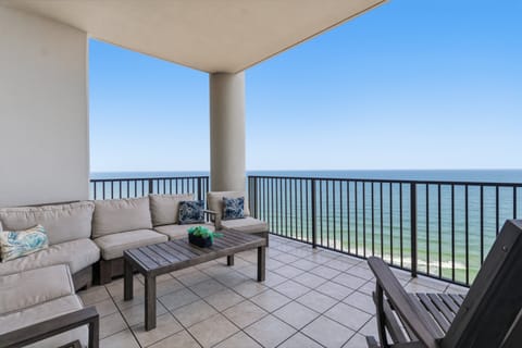 Oasis 1705, 3 Bedroom 4 Bathroom. 17th Floor. Sleeps 12. Managed by Island Rentals