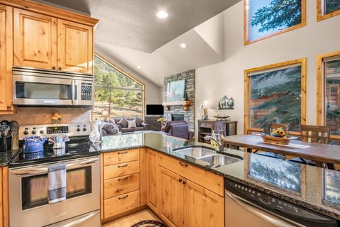 Townhome, 3 Bedrooms | Private kitchen | Fridge, oven, coffee/tea maker, toaster