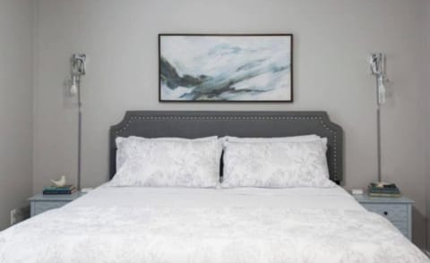 “Very nice end unit condo which is very clean, spacious and in a good location. King beds in each bedroom are a big plus. We had a great stay.”Paul-Past Guest