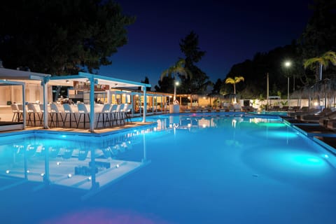 Seasonal outdoor pool, pool umbrellas, sun loungers