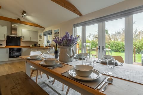 Willow Lodge, Holme-next-the-Sea: Dining area with garden views