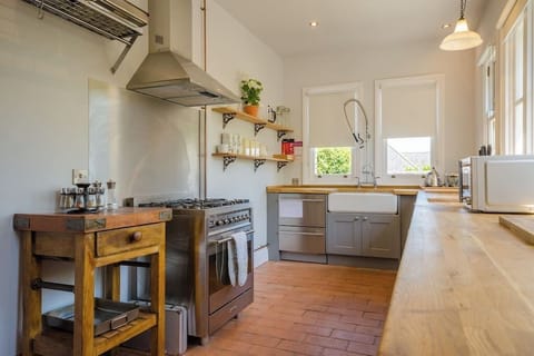 Kitchen - looking over the harbour