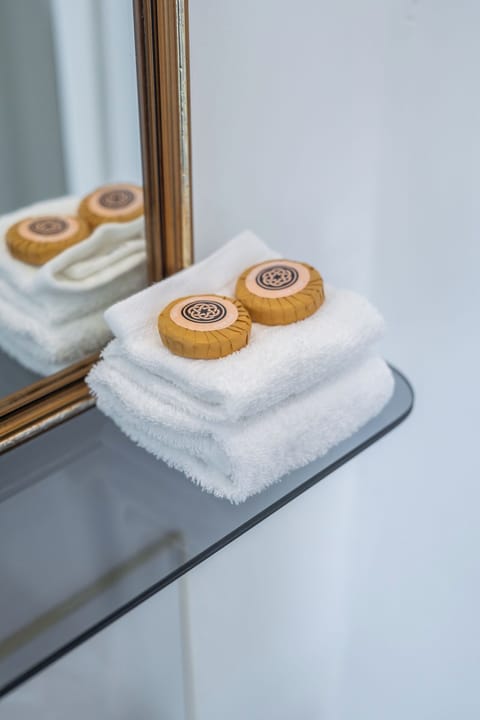 Double Room, Ensuite | Iron/ironing board, free WiFi, bed sheets