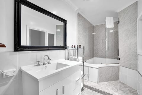 Spa Room with Waterfall View | Bathroom | Towels, soap, shampoo