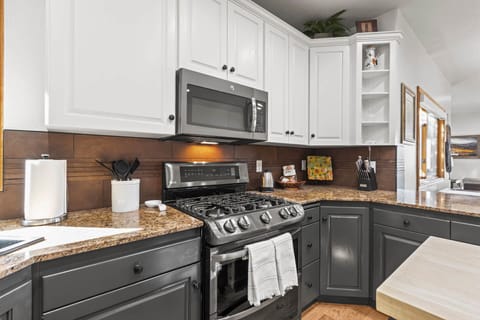 Bear Hollow Village 5534: Main level kitchen