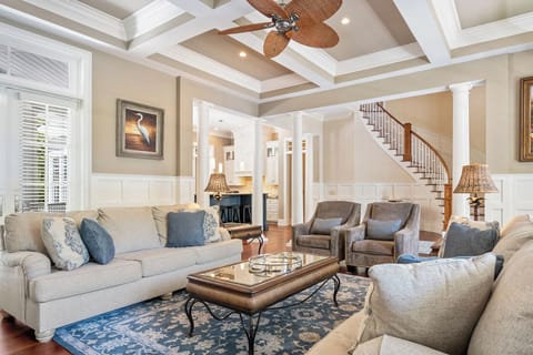 3 Iron Clad | Spacious living room - 3 Iron Clad | Spacious living room