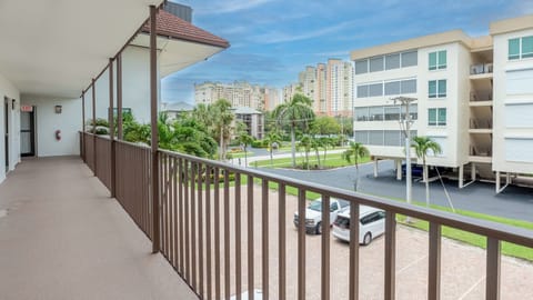 Harbour Boat Club Unit 201 is a condo community centrally located in the South End of Marco Island. House in Marco Island