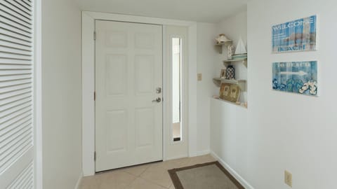 Harbour Boat Club Unit 201 is a condo community centrally located in the South End of Marco Island. House in Marco Island