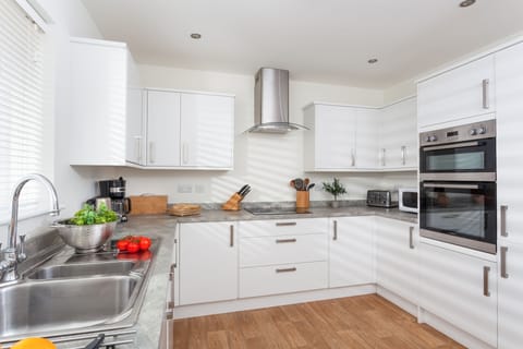 Ground floor: Kitchen with all the mod cons