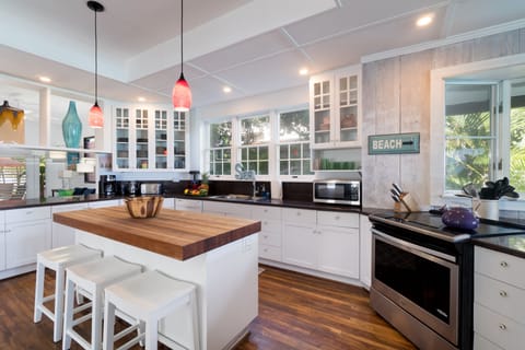 Kitchen w./island seating