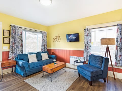 Living room with Smart TV and kitchenette 
++Adults Only++