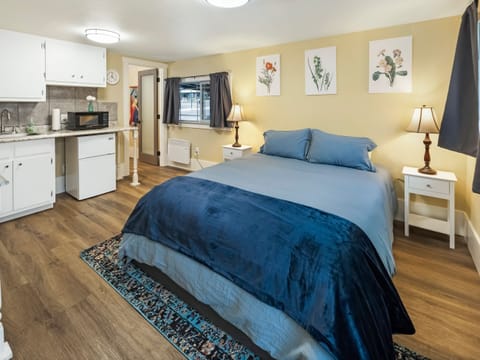 This studio is situated with a new queen bed and Smart TV. Kitchenette with microwave, coffee maker, mini-fridge, dishes, towel, sponge, soap and paper towels. 

++Adults Only++