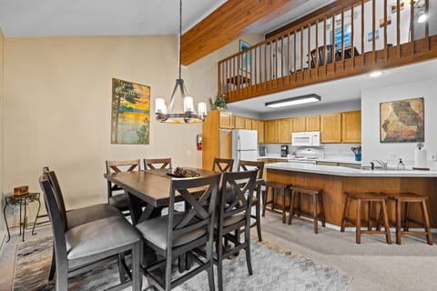 Ponderosa Retreat- open living, dining, kitchen