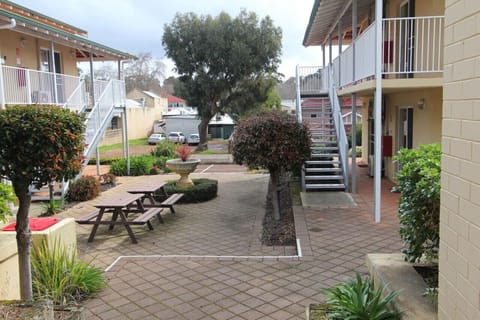 Garden, Property building, Stairs, Balcony/Terrace