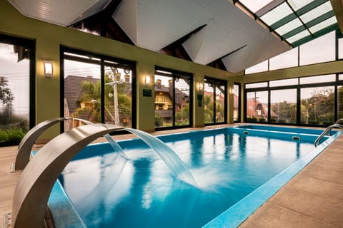 Indoor pool, sun loungers
