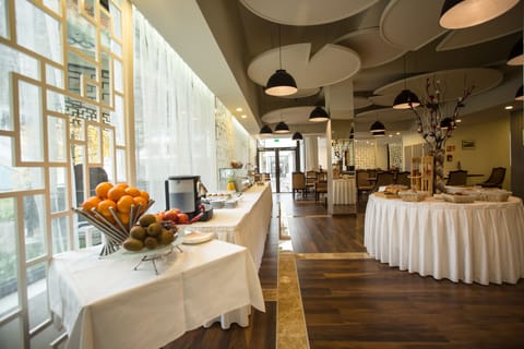 Daily buffet breakfast for a fee