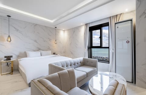 Junior Suite | Premium bedding, down comforters, desk, soundproofing