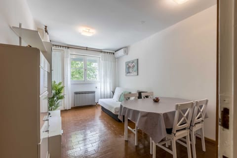 Apartment (One Bedroom Apartment) | Dining room