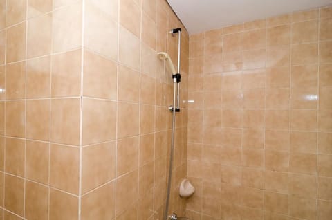 Twin Room (Twin Room with Balcony) | Bathroom | Shower, towels