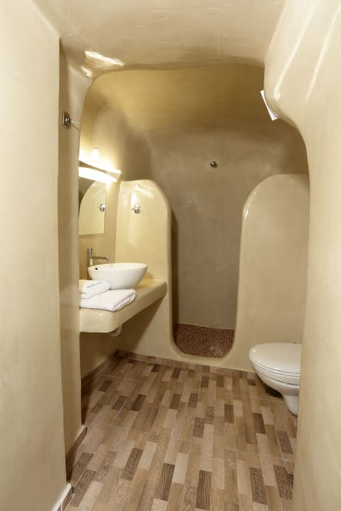 Traditional House, 1 Bedroom, Hot Tub | Bathroom | Bathtub, towels