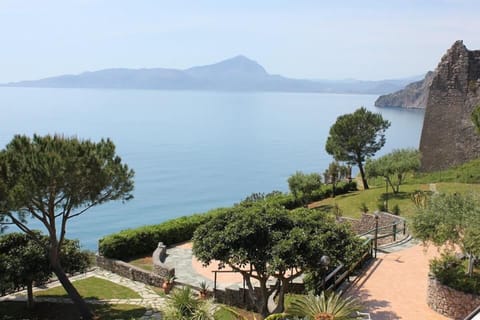 Soundproofing, free WiFi, bed sheets