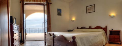 Soundproofing, free WiFi, bed sheets