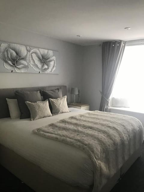 Premium Suite, Ensuite (An adjoning annex suite )