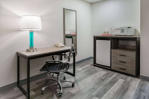 Laptop workspace, blackout drapes, iron/ironing board, free WiFi