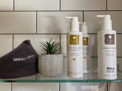 Standard Double Room, 1 King Bed, Hill View | Bathroom | Free toiletries, hair dryer, towels, shampoo