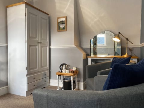 Standard Double Room, 1 King Bed, Mountain View | Iron/ironing board, free WiFi, bed sheets