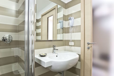 Shower, free toiletries, hair dryer, bidet