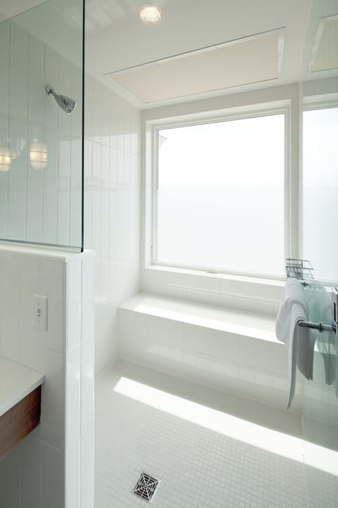 Shower, rainfall showerhead, free toiletries, hair dryer