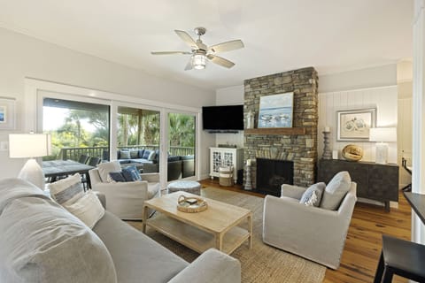 Enjoy the spacious comfortable unit!
