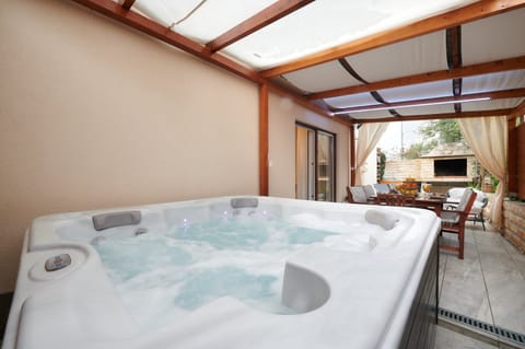 Apartment (Two Bedroom Apartment with Terrace an) | Private spa tub