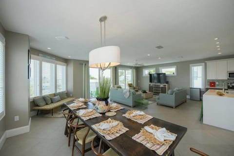 TOP FLOOR KITCHEN,LIVING, DINING