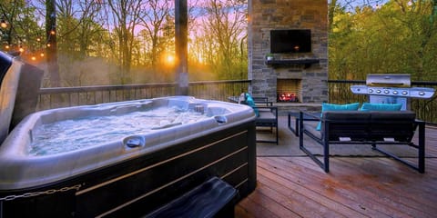 Cozy Outdoor Patio with Hot Tub and SMART TV