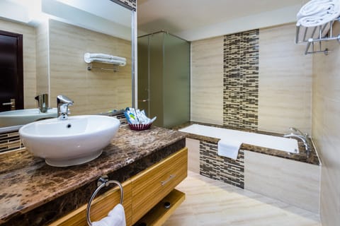 Royal Suite | Bathroom | Combined shower/tub, hair dryer, bathrobes, slippers