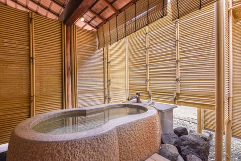 Luxury Triple Room, Non Smoking, Private Bathroom | Bathroom | Separate tub and shower, free toiletries, hair dryer, slippers