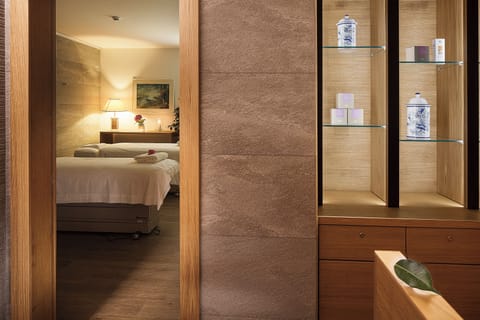 Couples treatment rooms, hot tub, steam room, body treatments