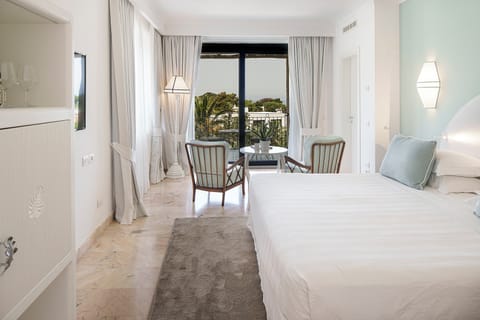 Minibar, in-room safe, soundproofing, free WiFi