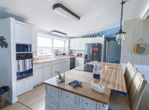 Open kitchen so that you can enjoy visiting while cooking. 