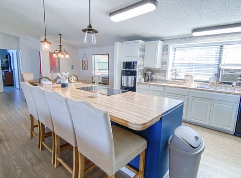 Additional seating at the breakfast bar. 