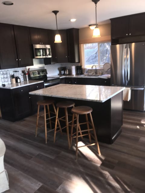 Kitchen Island & stools