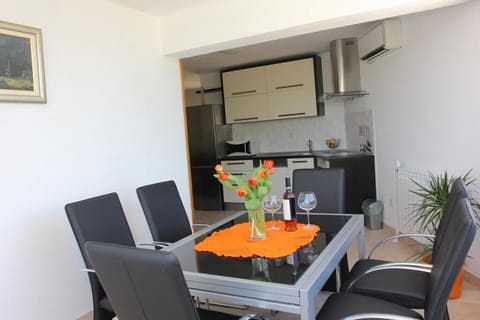 House (Three Bedroom Holiday Home with Pool) | In-room dining