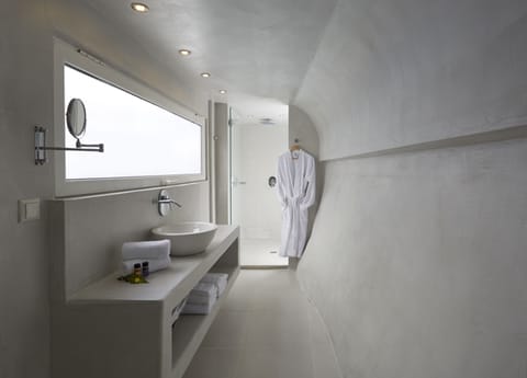 Suite (Heart) | Bathroom | Shower, eco-friendly toiletries, hair dryer, towels
