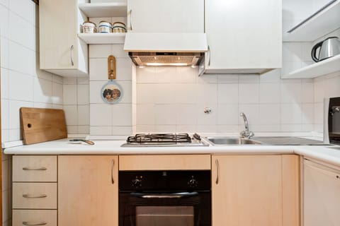 Apartment, 1 Bedroom | Private kitchen | Fridge, microwave, oven, stovetop
