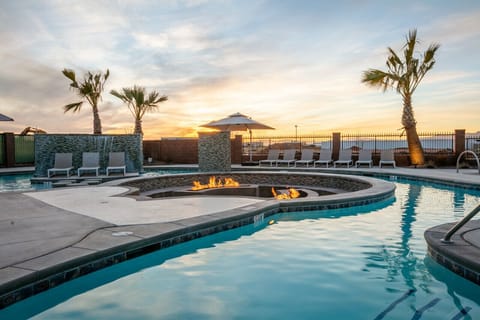 Community lazy river