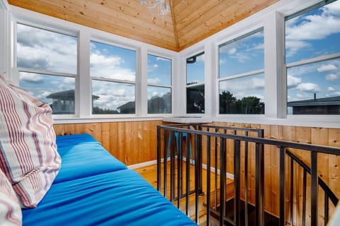 "We really enjoyed reading and watching the ocean from the Crows Nest and the beach access can't be beat." - Becky