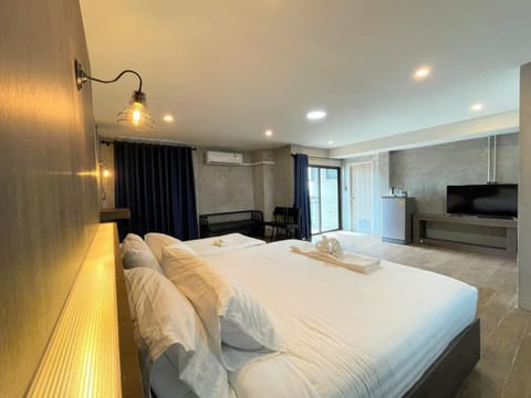 Superior Triple Room | Desk, free WiFi, bed sheets